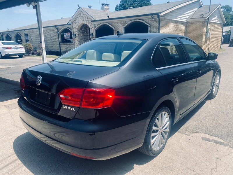Volkswagen Jetta Sedan Vehicle Full-screen Gallery Image 03