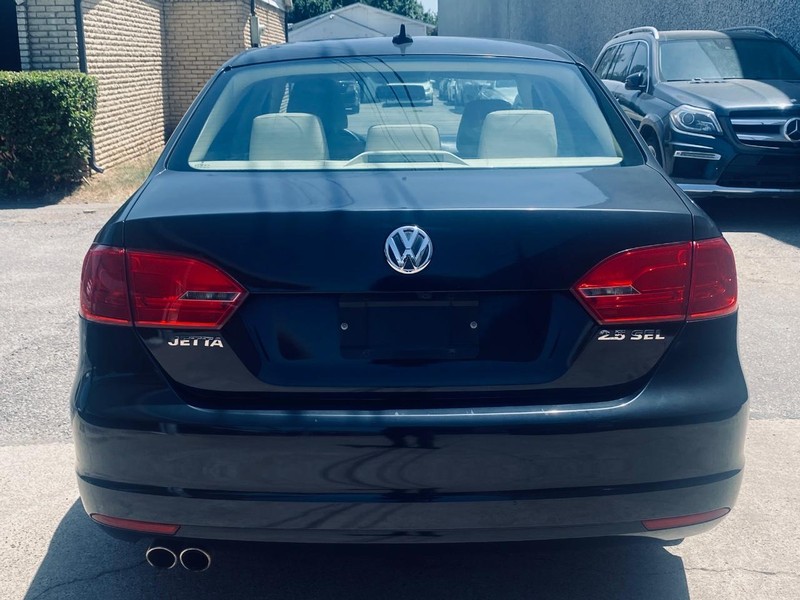Volkswagen Jetta Sedan Vehicle Full-screen Gallery Image 04