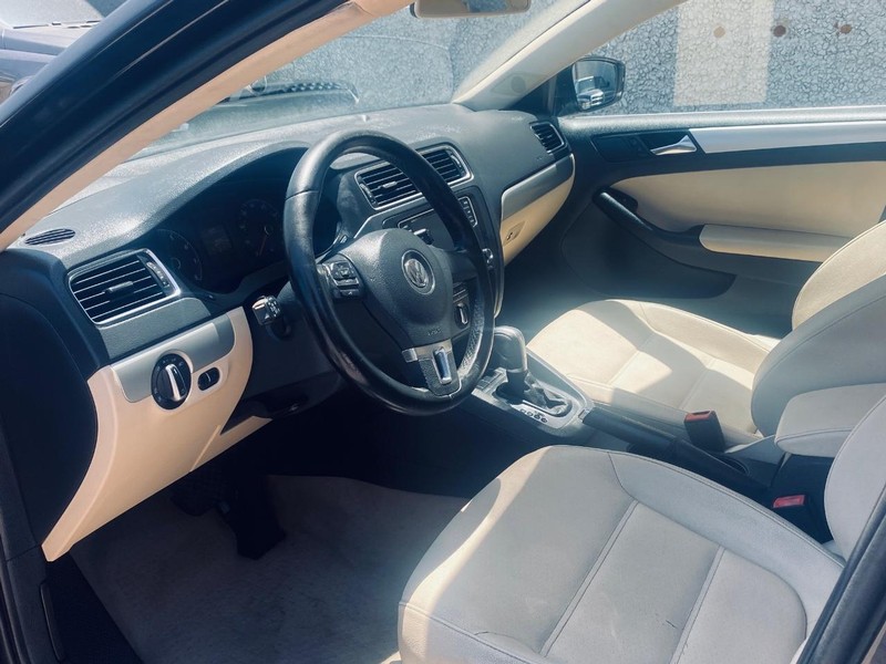 Volkswagen Jetta Sedan Vehicle Full-screen Gallery Image 11