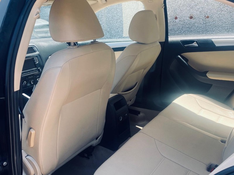 Volkswagen Jetta Sedan Vehicle Full-screen Gallery Image 13
