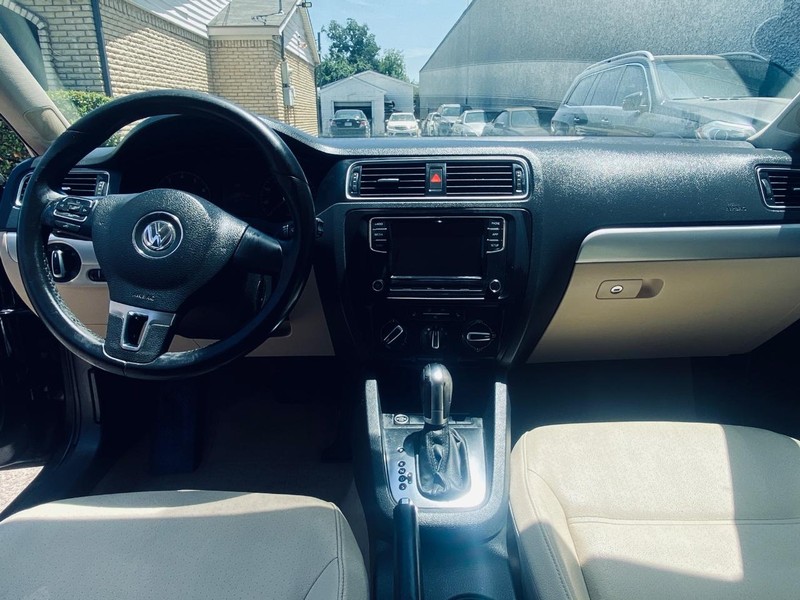 Volkswagen Jetta Sedan Vehicle Full-screen Gallery Image 14