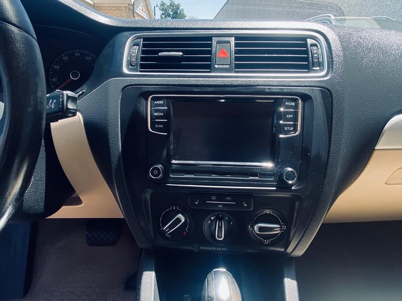 Volkswagen Jetta Sedan Vehicle Full-screen Gallery Image 16