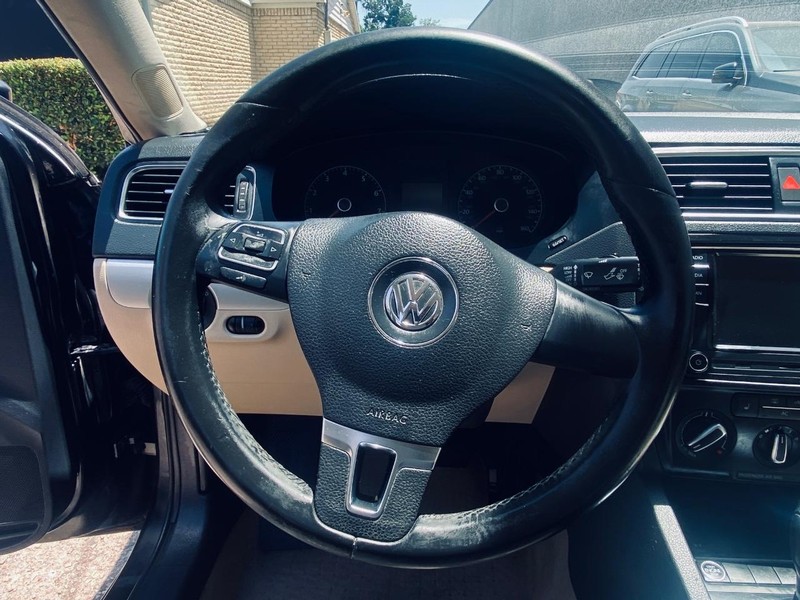 Volkswagen Jetta Sedan Vehicle Full-screen Gallery Image 17