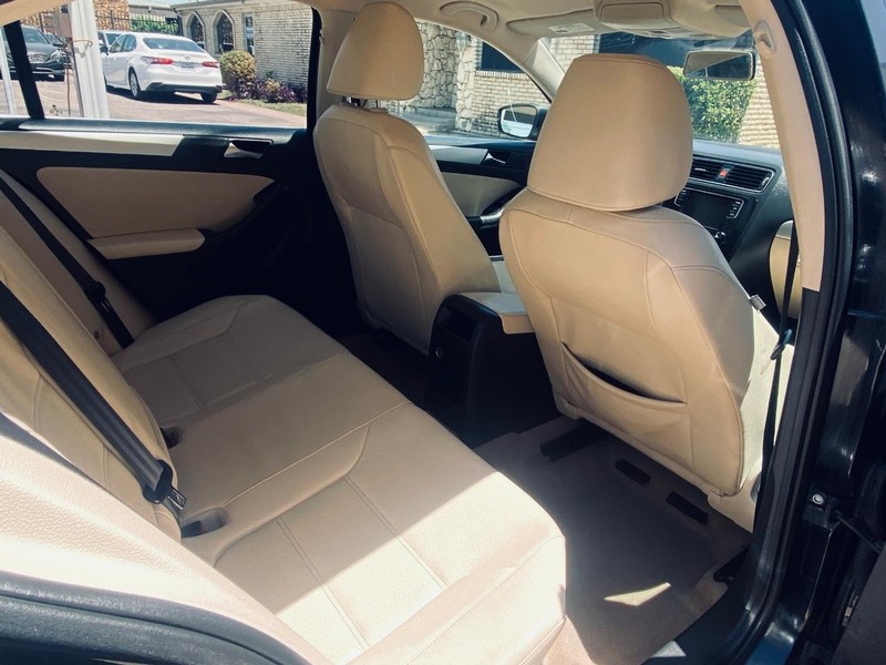 Volkswagen Jetta Sedan Vehicle Full-screen Gallery Image 19