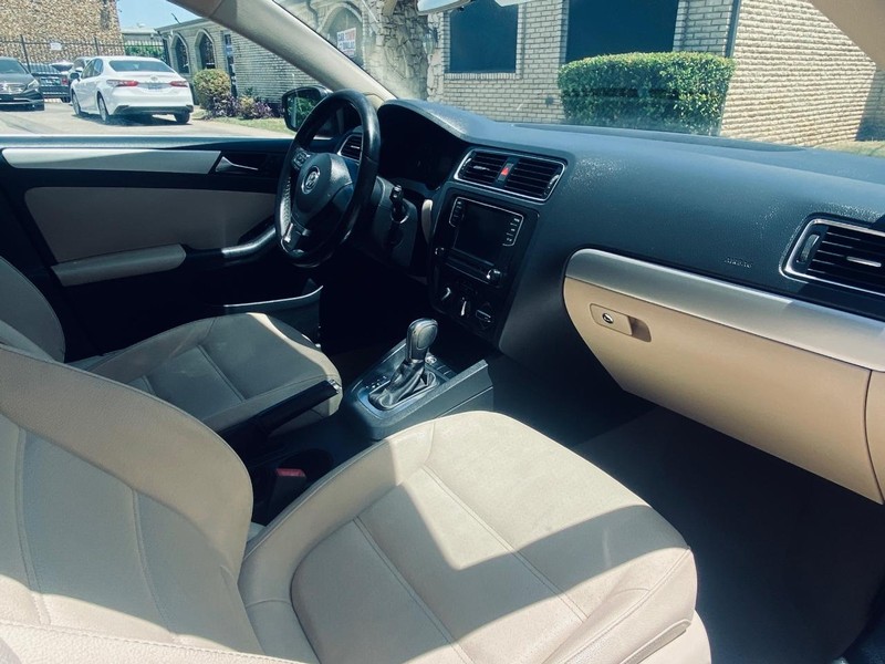 Volkswagen Jetta Sedan Vehicle Full-screen Gallery Image 22