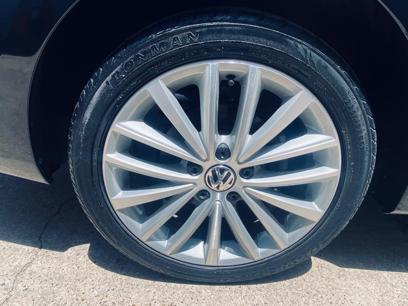 Volkswagen Jetta Sedan Vehicle Full-screen Gallery Image 23