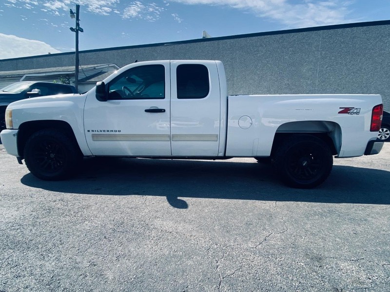 Chevrolet Silverado 1500 Vehicle Full-screen Gallery Image 02