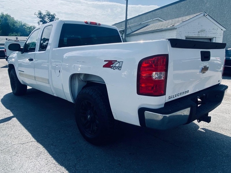 Chevrolet Silverado 1500 Vehicle Full-screen Gallery Image 03