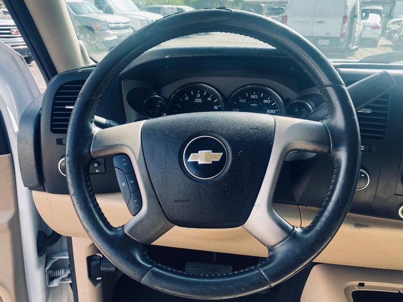 Chevrolet Silverado 1500 Vehicle Full-screen Gallery Image 16
