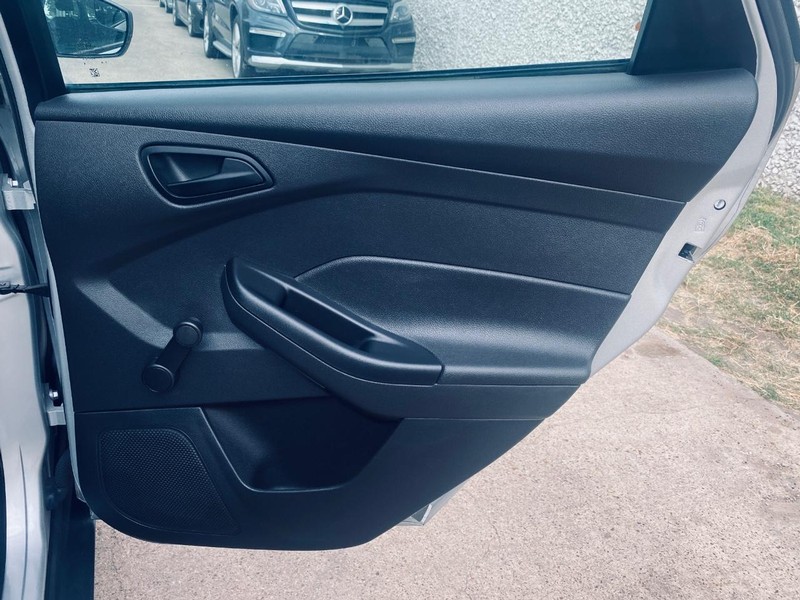 Ford Focus Vehicle Full-screen Gallery Image 22