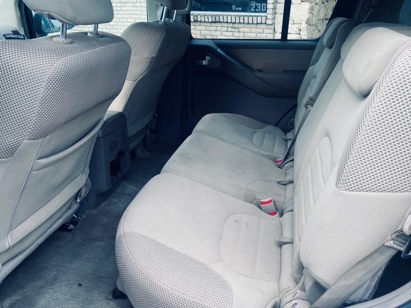 Nissan Pathfinder Vehicle Full-screen Gallery Image 14