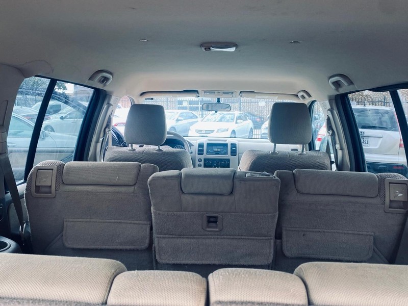 Nissan Pathfinder Vehicle Full-screen Gallery Image 17