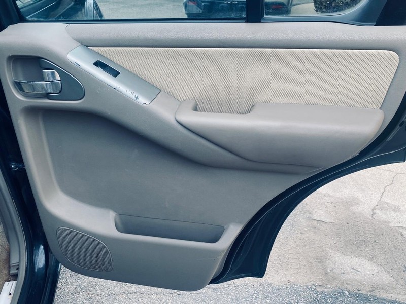 Nissan Pathfinder Vehicle Full-screen Gallery Image 18