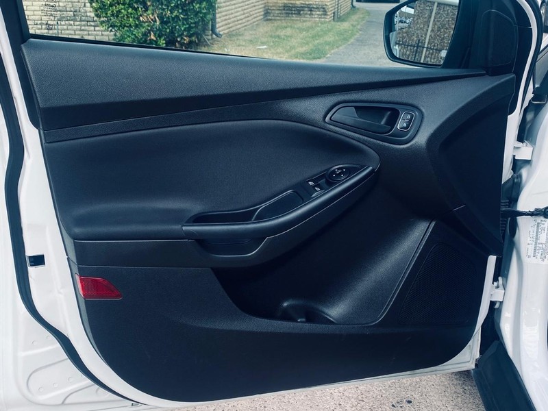 Ford Focus Vehicle Full-screen Gallery Image 12