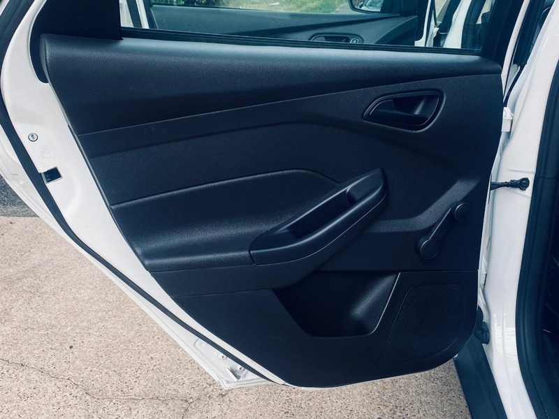 Ford Focus Vehicle Full-screen Gallery Image 14