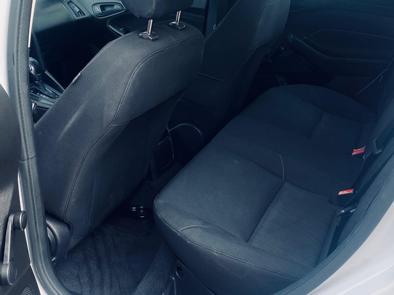 Ford Focus Vehicle Full-screen Gallery Image 16