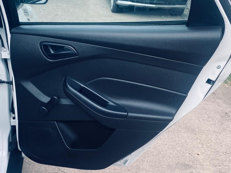 Ford Focus Vehicle Full-screen Gallery Image 17