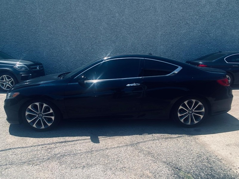 Honda Accord Coupe Vehicle Full-screen Gallery Image 02