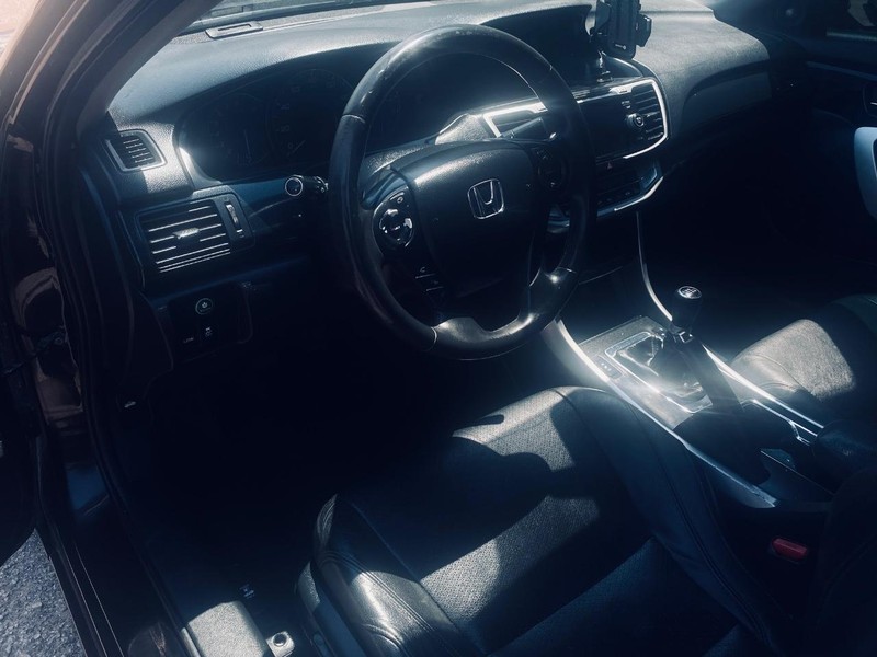 Honda Accord Coupe Vehicle Full-screen Gallery Image 12