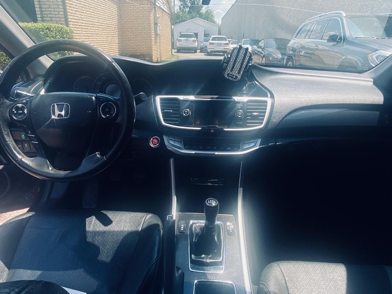 Honda Accord Coupe Vehicle Full-screen Gallery Image 14