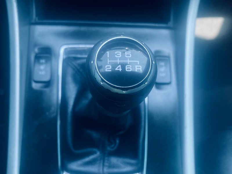 Honda Accord Coupe Vehicle Full-screen Gallery Image 21