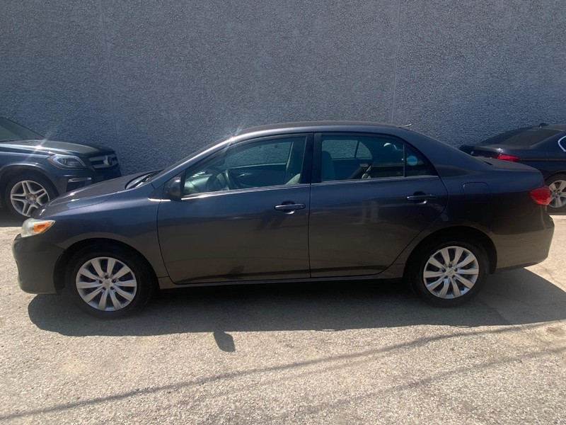 Toyota Corolla Vehicle Full-screen Gallery Image 02
