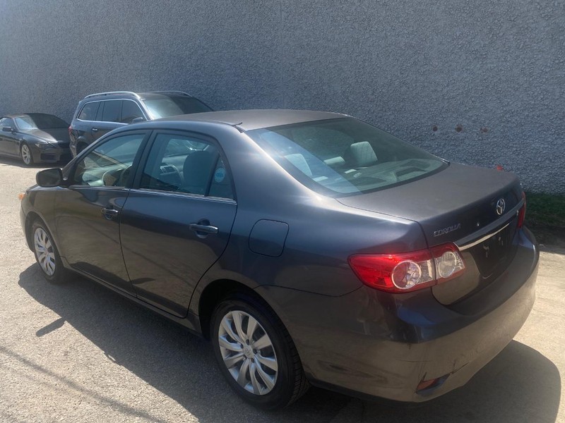 Toyota Corolla Vehicle Full-screen Gallery Image 03
