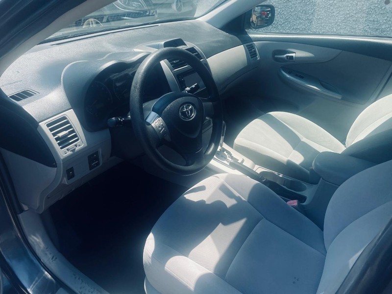 Toyota Corolla Vehicle Full-screen Gallery Image 11