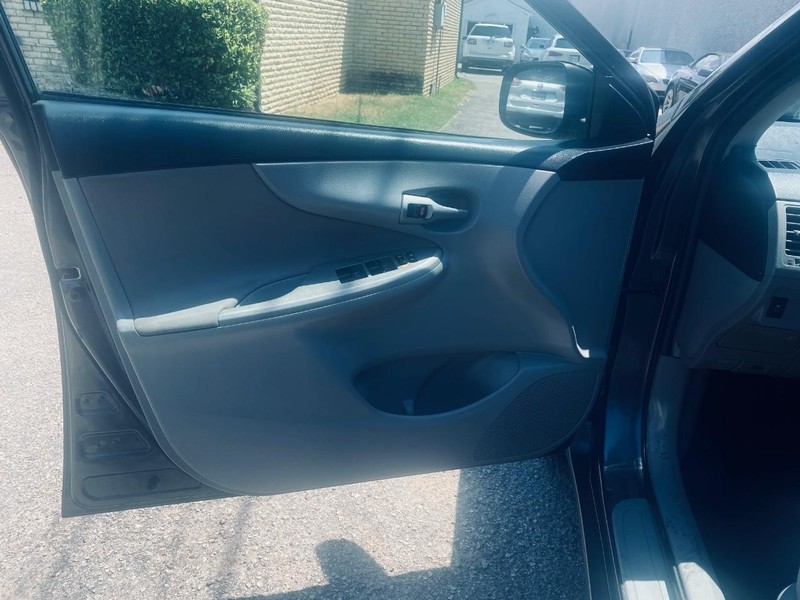 Toyota Corolla Vehicle Full-screen Gallery Image 12