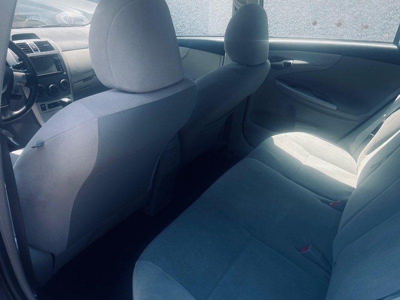 Toyota Corolla Vehicle Full-screen Gallery Image 13