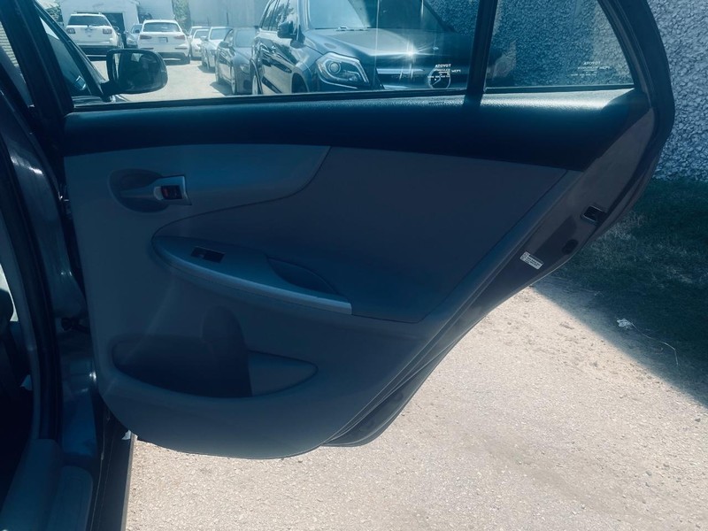Toyota Corolla Vehicle Full-screen Gallery Image 16