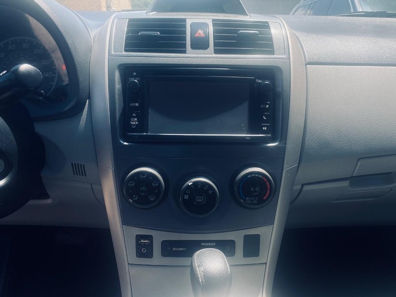 Toyota Corolla Vehicle Full-screen Gallery Image 18