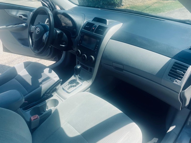 Toyota Corolla Vehicle Full-screen Gallery Image 22