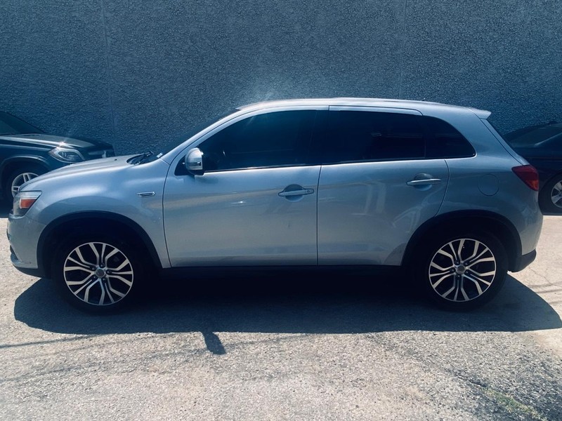 Mitsubishi Outlander Sport Vehicle Full-screen Gallery Image 02