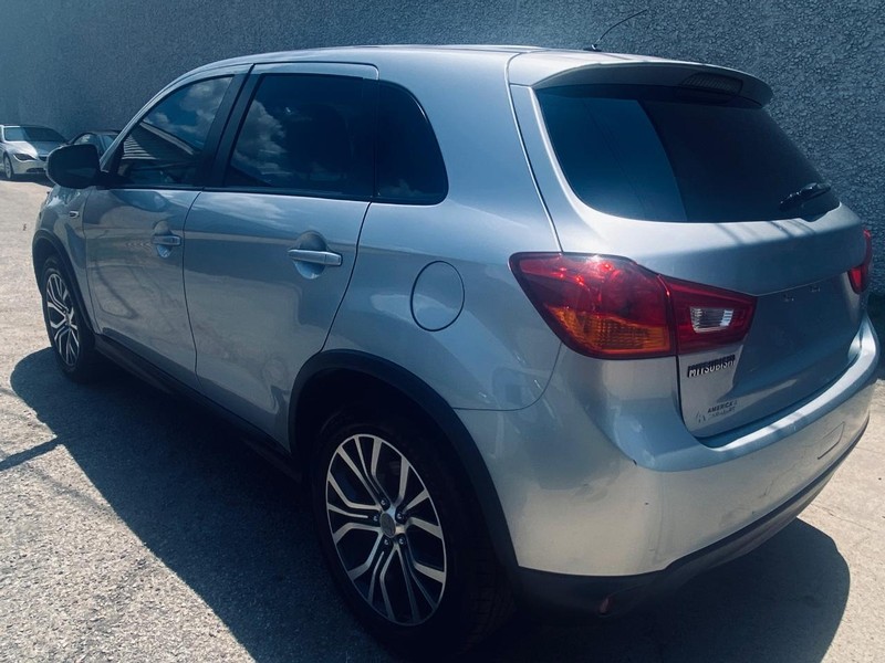 Mitsubishi Outlander Sport Vehicle Full-screen Gallery Image 03