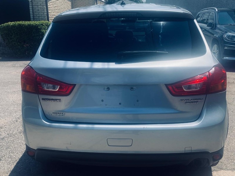 Mitsubishi Outlander Sport Vehicle Full-screen Gallery Image 04
