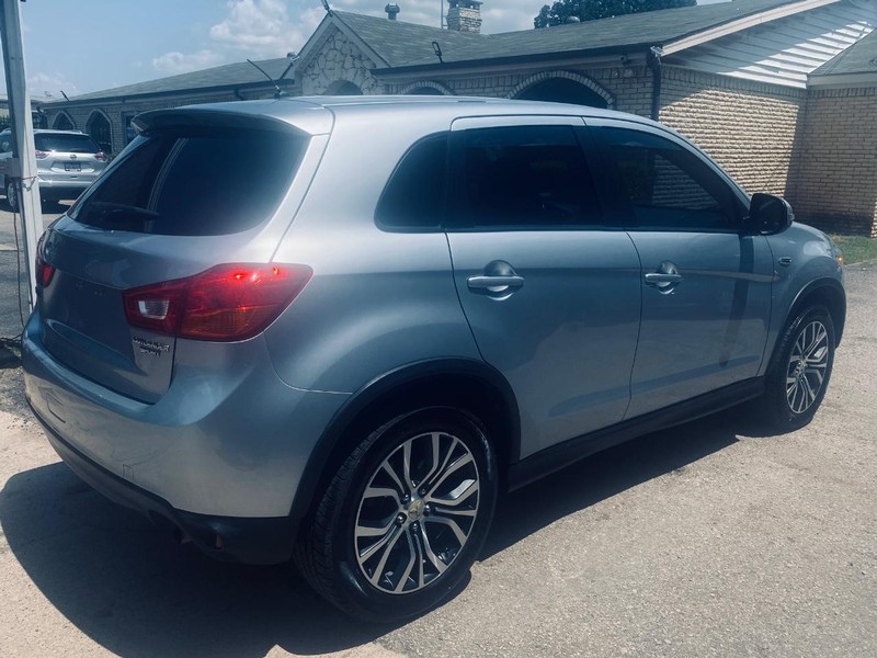 Mitsubishi Outlander Sport Vehicle Full-screen Gallery Image 06