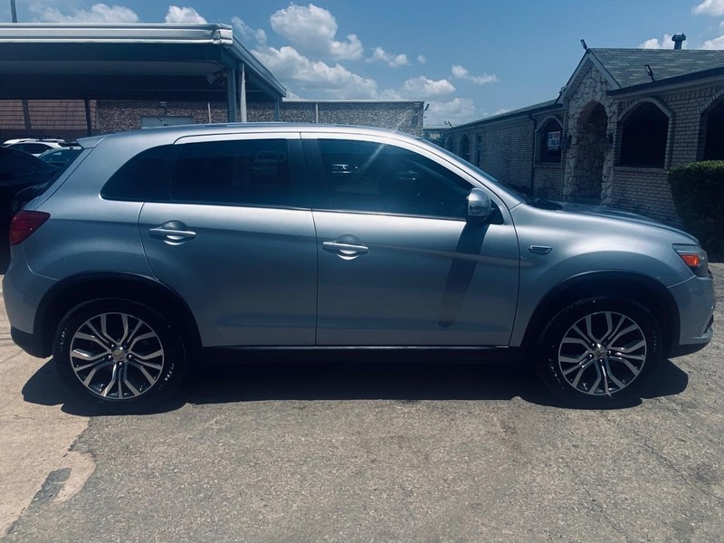 Mitsubishi Outlander Sport Vehicle Full-screen Gallery Image 07