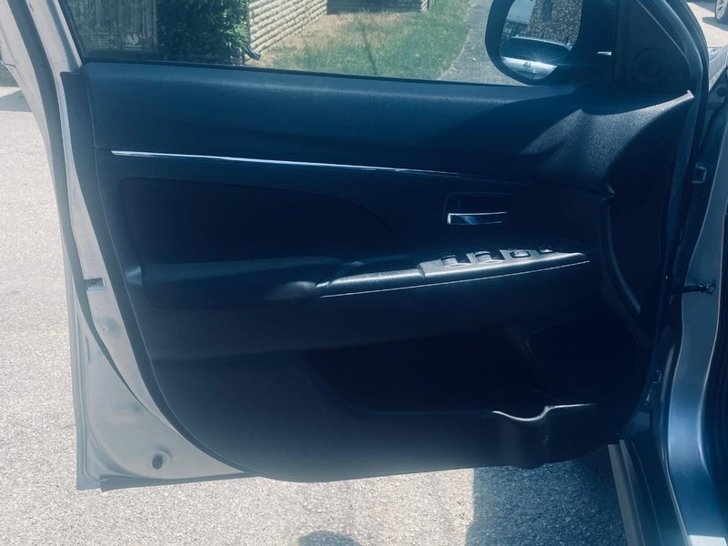 Mitsubishi Outlander Sport Vehicle Full-screen Gallery Image 11