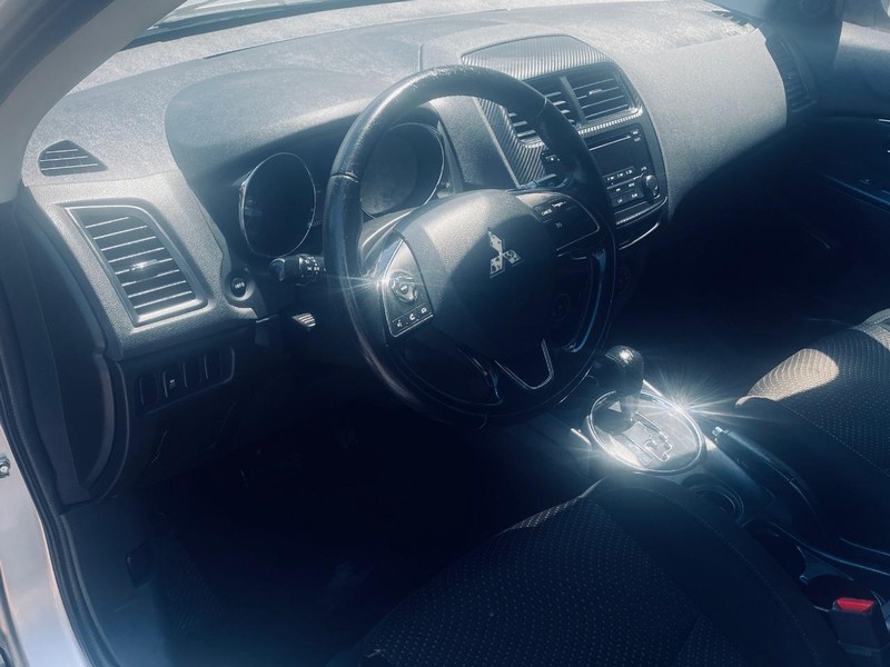 Mitsubishi Outlander Sport Vehicle Full-screen Gallery Image 12