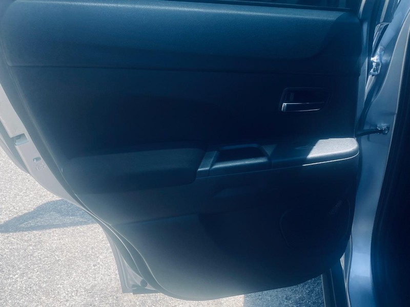 Mitsubishi Outlander Sport Vehicle Full-screen Gallery Image 13