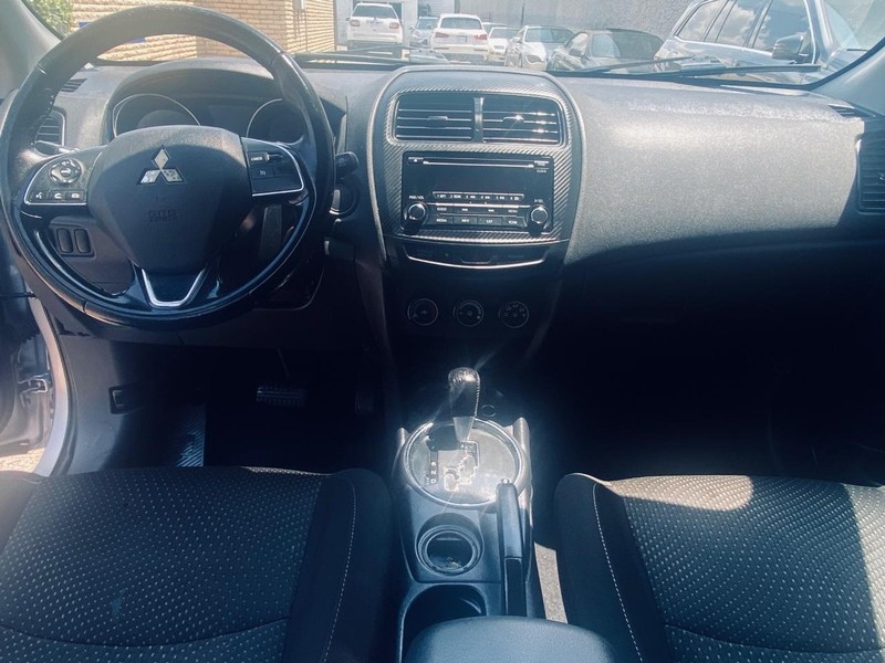 Mitsubishi Outlander Sport Vehicle Full-screen Gallery Image 16