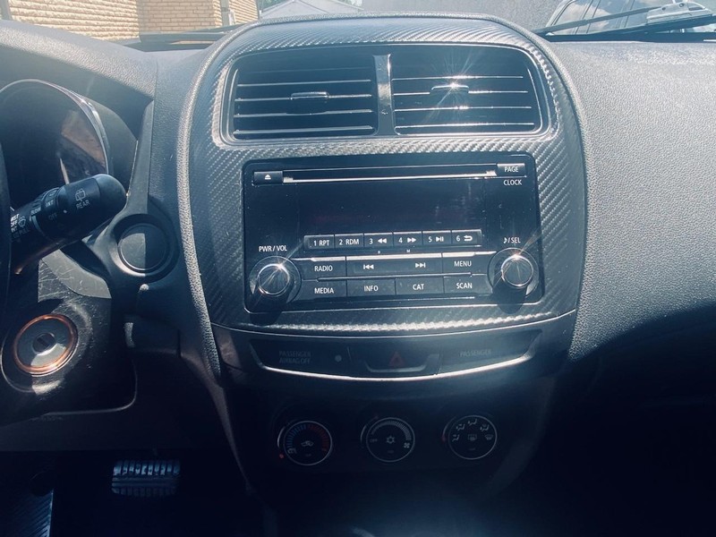 Mitsubishi Outlander Sport Vehicle Full-screen Gallery Image 17