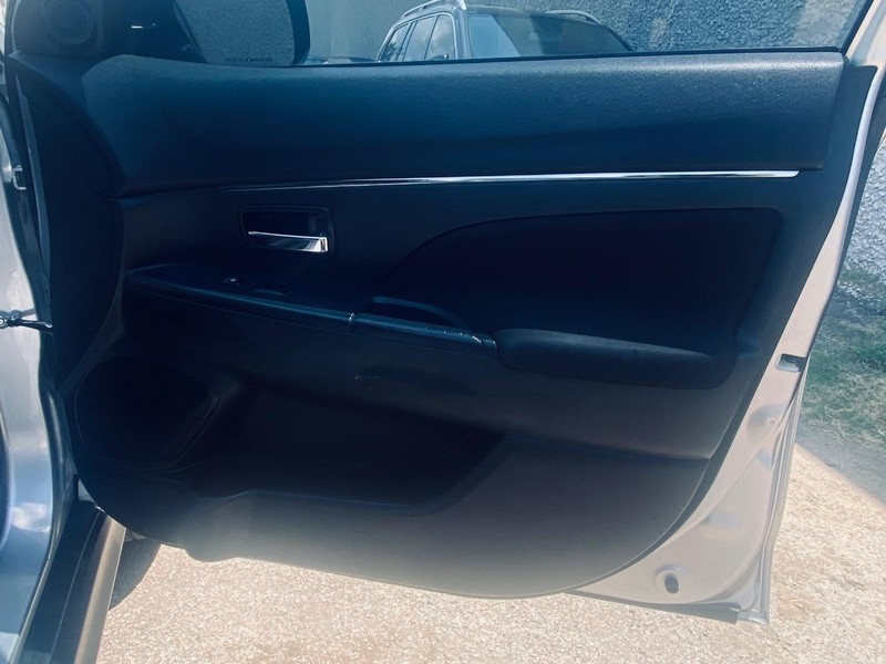 Mitsubishi Outlander Sport Vehicle Full-screen Gallery Image 21
