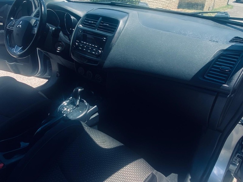 Mitsubishi Outlander Sport Vehicle Full-screen Gallery Image 22