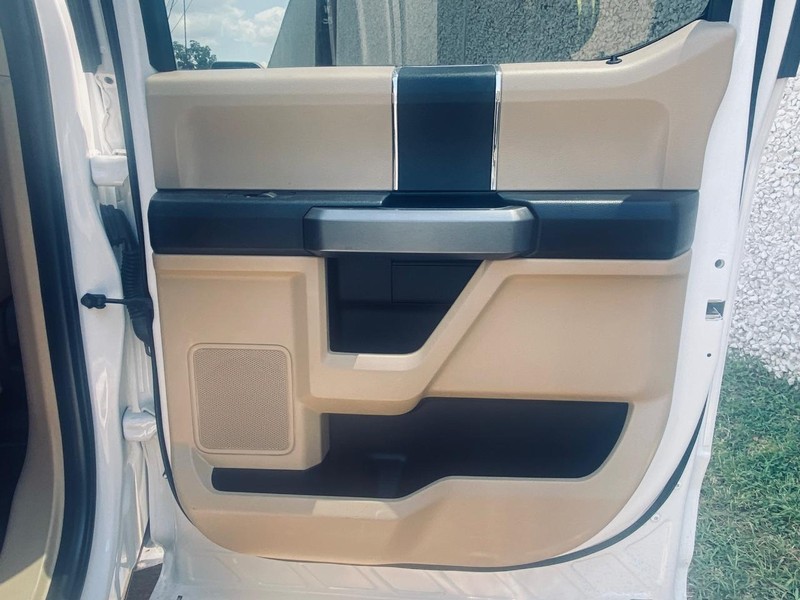 Ford F-150 Vehicle Full-screen Gallery Image 19