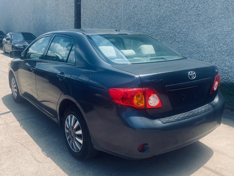 Toyota Corolla Vehicle Full-screen Gallery Image 03