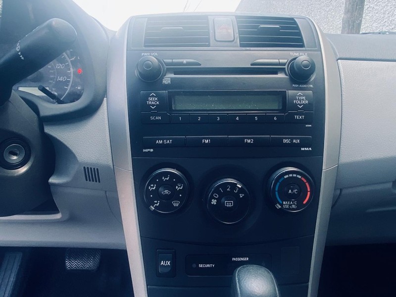 Toyota Corolla Vehicle Full-screen Gallery Image 16