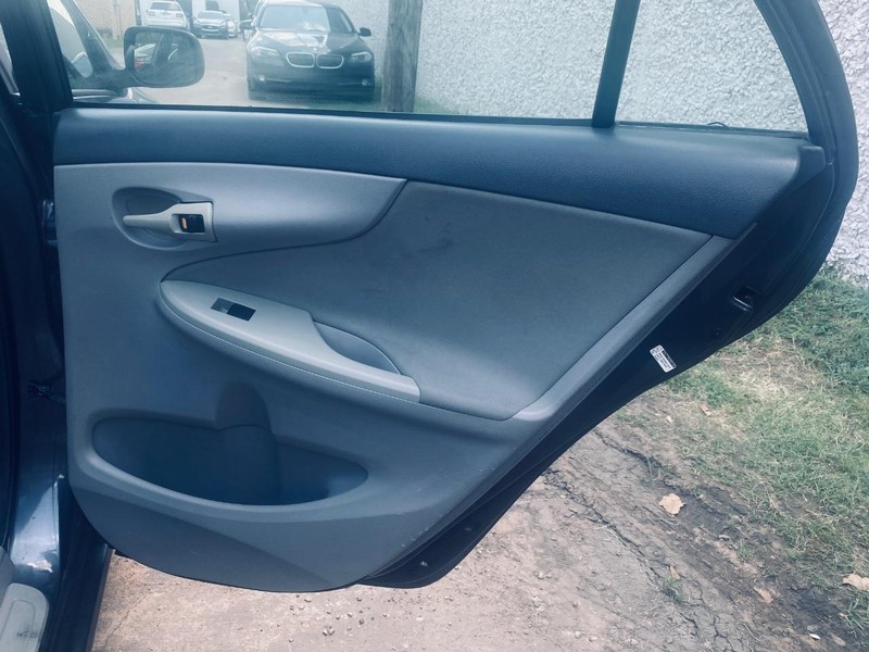 Toyota Corolla Vehicle Full-screen Gallery Image 18