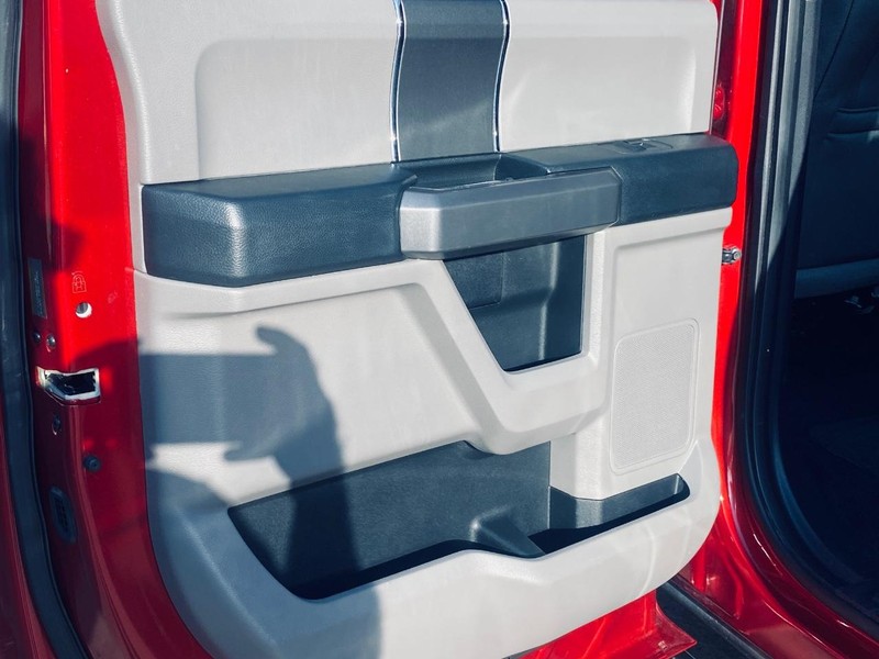 Ford F-150 Vehicle Full-screen Gallery Image 13